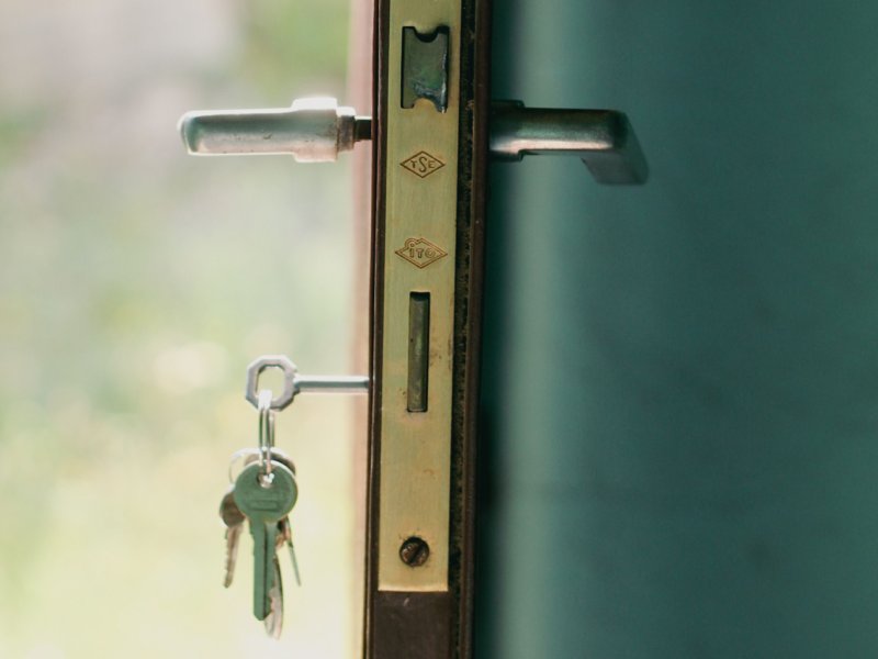 Cerradura cambiada en la puerta de la vivienda familiar tras una separación